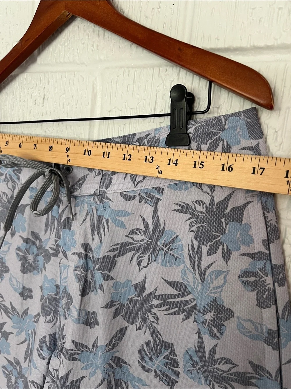 Travis Mathew Men's Floral Swim board Shorts Like New 34 waist